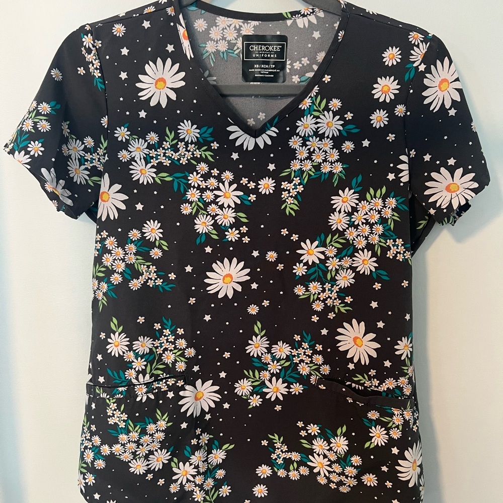 Cherokee Daisy Print Scrub Top